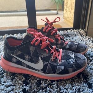 Nikes black & pink shoes